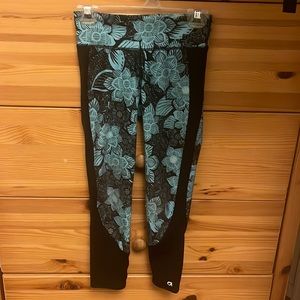Gap fit dry fit active leggings w G reflective logo on left leg